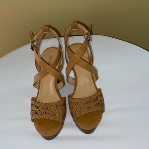 Lovely woman’s platform shoe about 3”